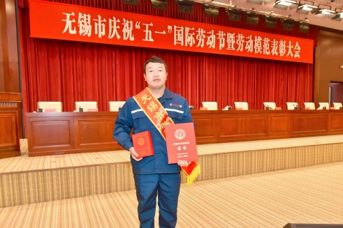 “無(wú)錫市勞動(dòng)模范”胡昌平背后的故事：用責任與堅守練就叉車(chē)“鐵臂”